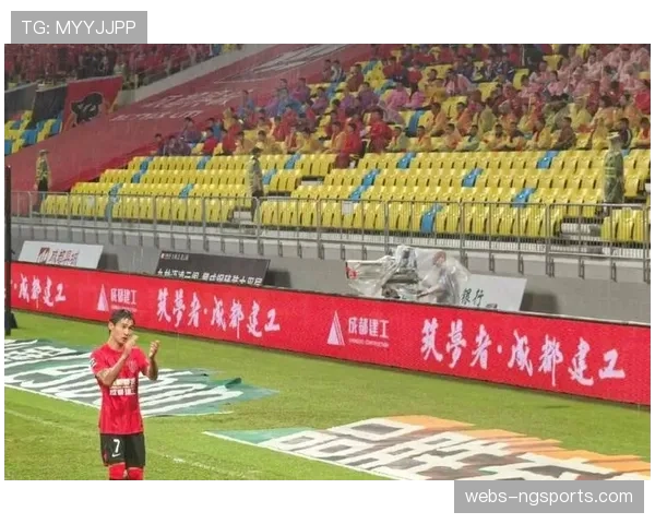 张晓彬积极补位多次回撤解围 新鹏城中场出球能力明显不足